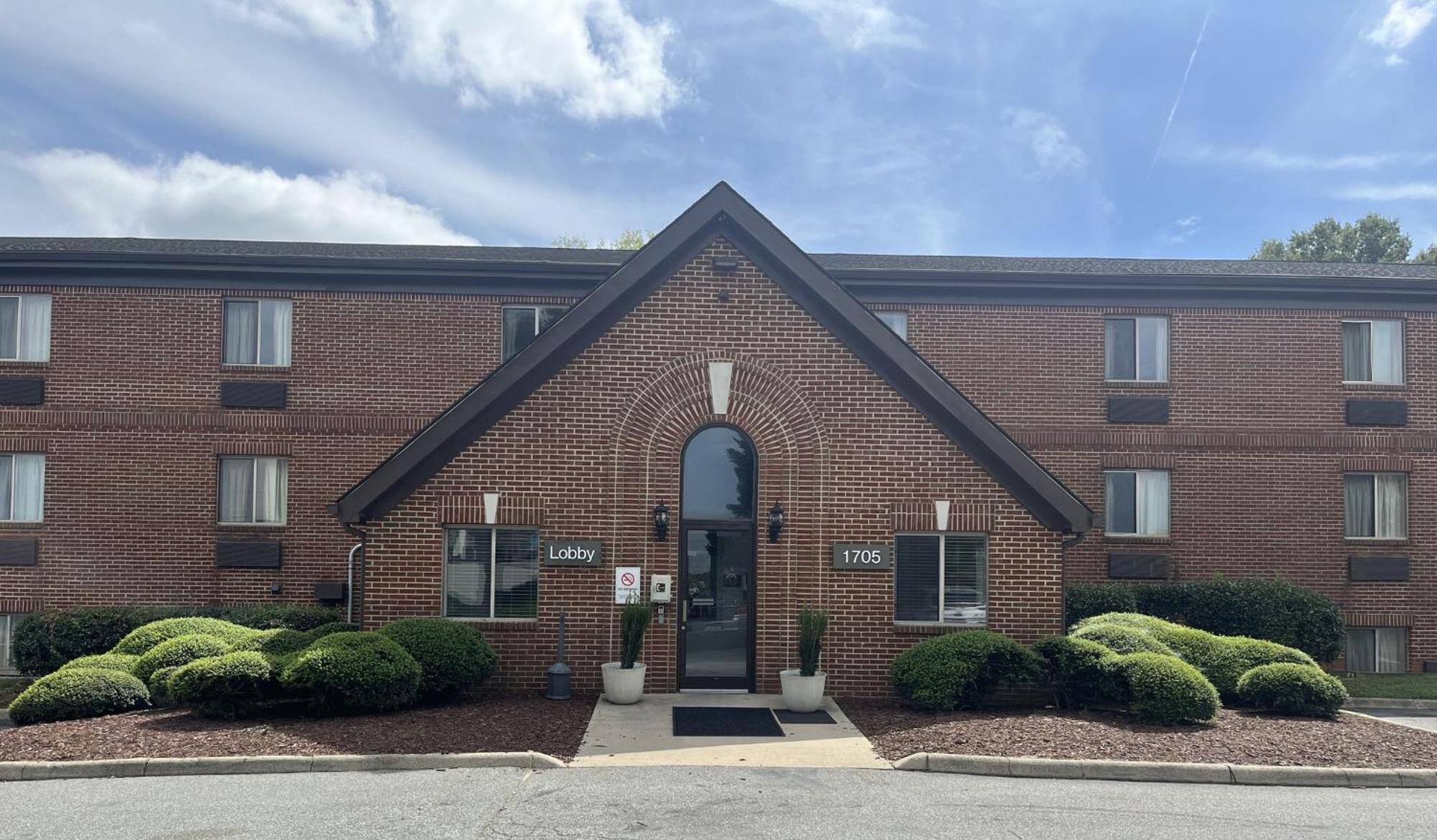 Hometowne Studios And Suites By Red Roof Greensboro Kültér fotó